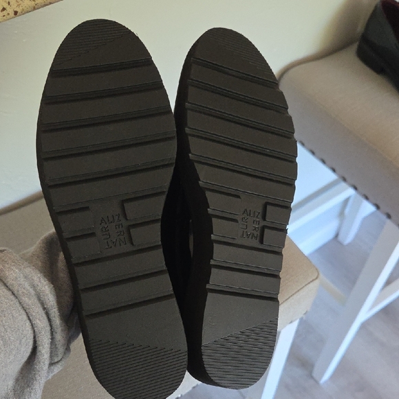 Naturalizer Black and Gold Flats with Classic Loafer Design - Picture 3 of 6